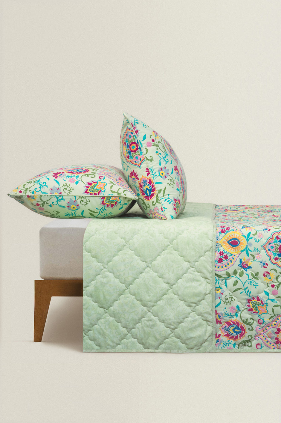 Seacrest T-150 Bed Throw