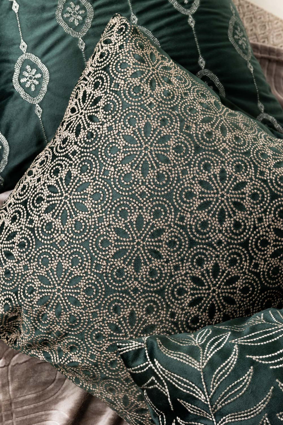 VEC -26-17 Velvet Embroidered Cushion Cover