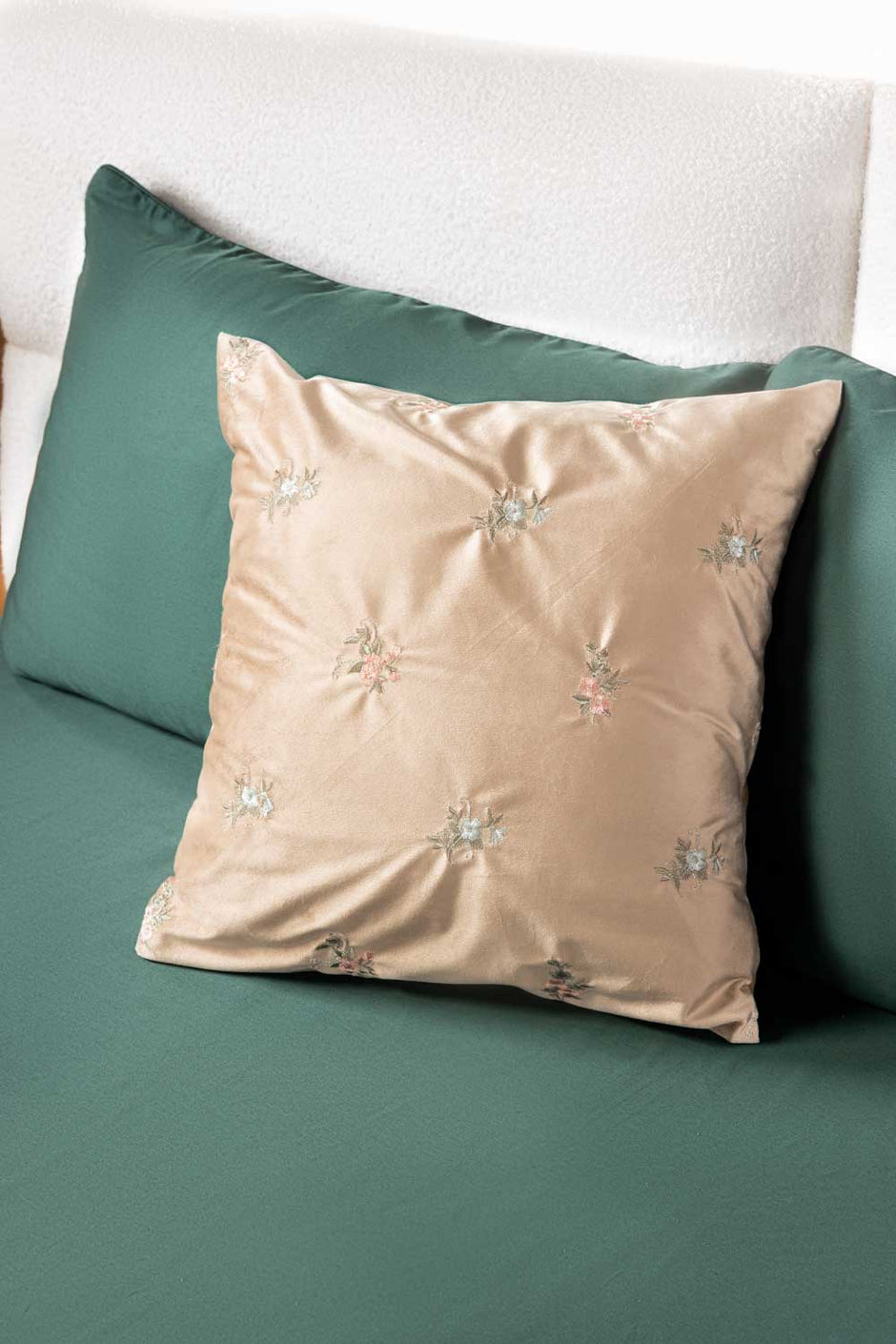 VEC -26-22 Velvet Embroidered Cushion Cover