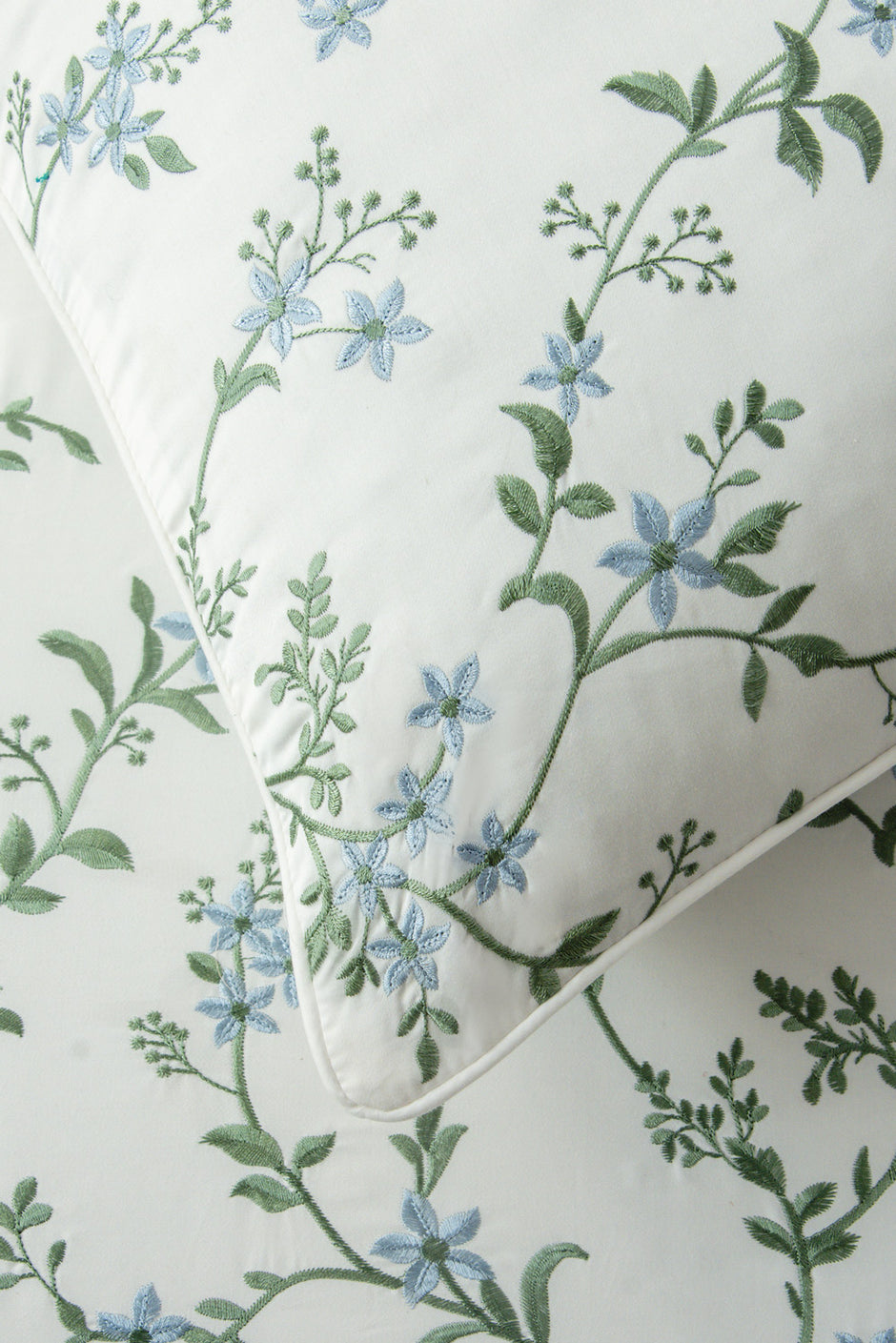 White T-400 Embroidered Quilt Cover set 26