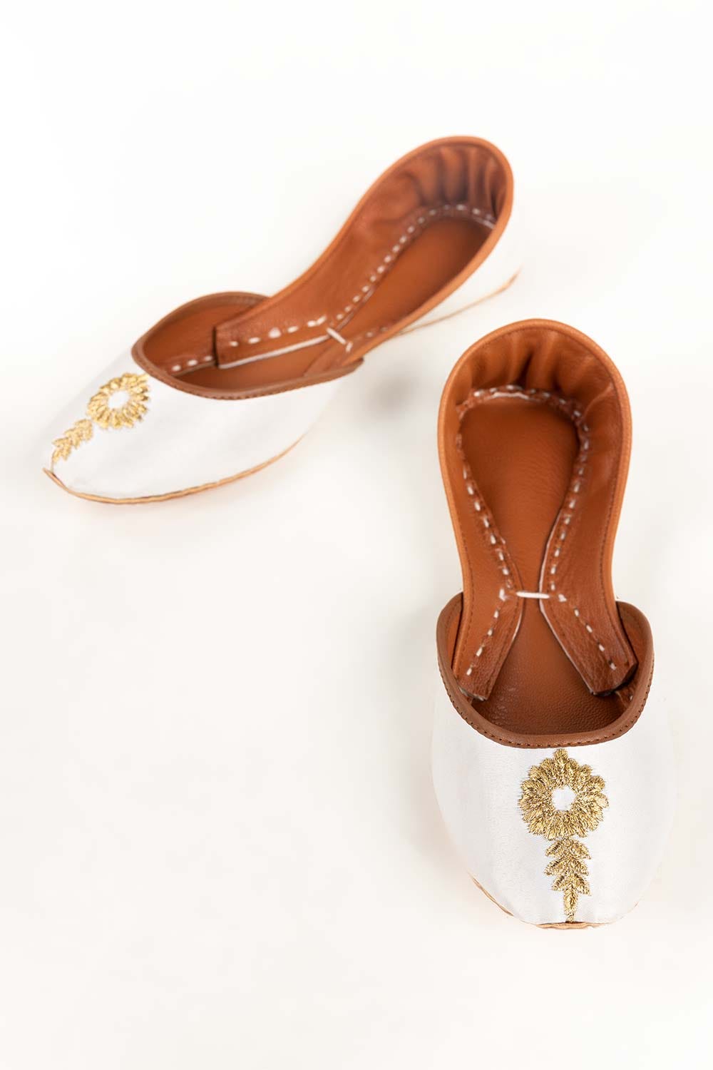 Women White Hand Made Khussa IDFT-AW22-13