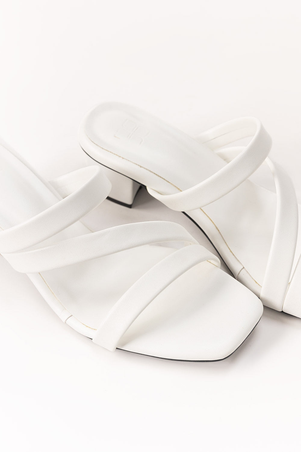 Women White Heels IFS-HLS25-002