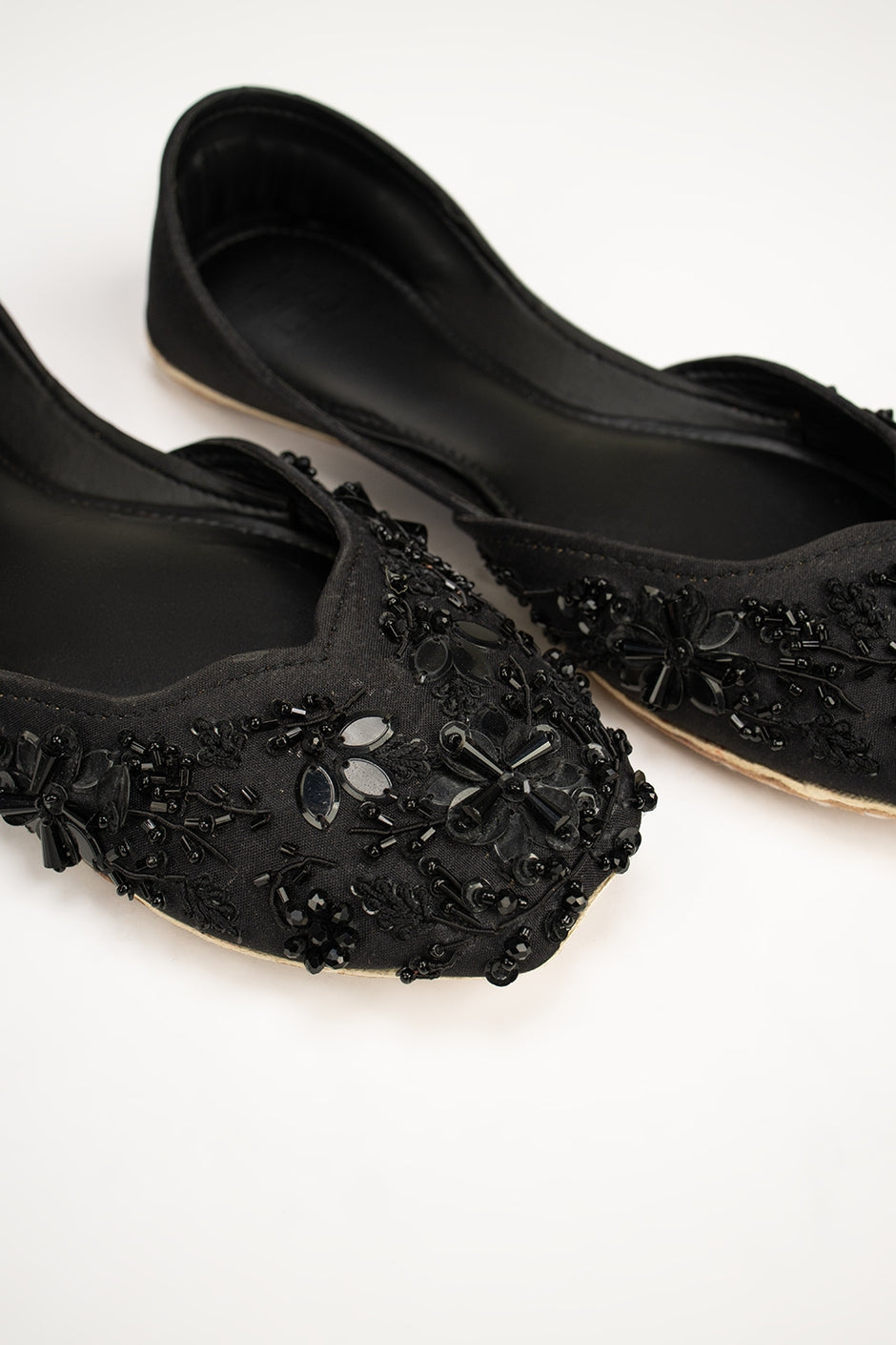 Women Black Khussa IFS-KHS25-005