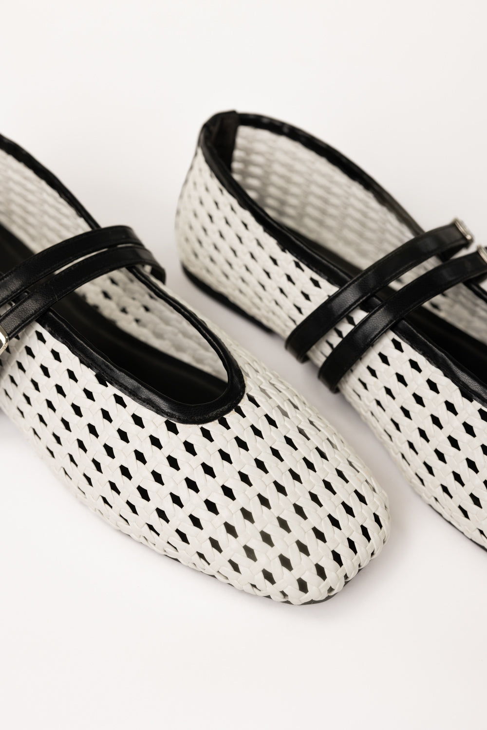 White Black Pumps