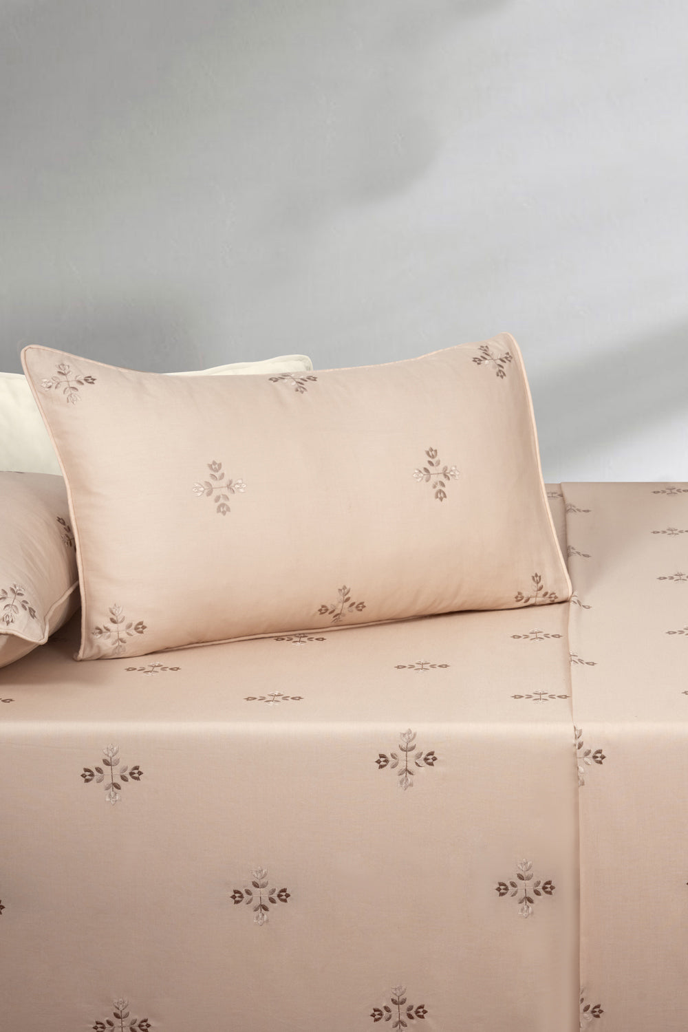 Amber Light T-150 Embroidered Bed Sheet Set