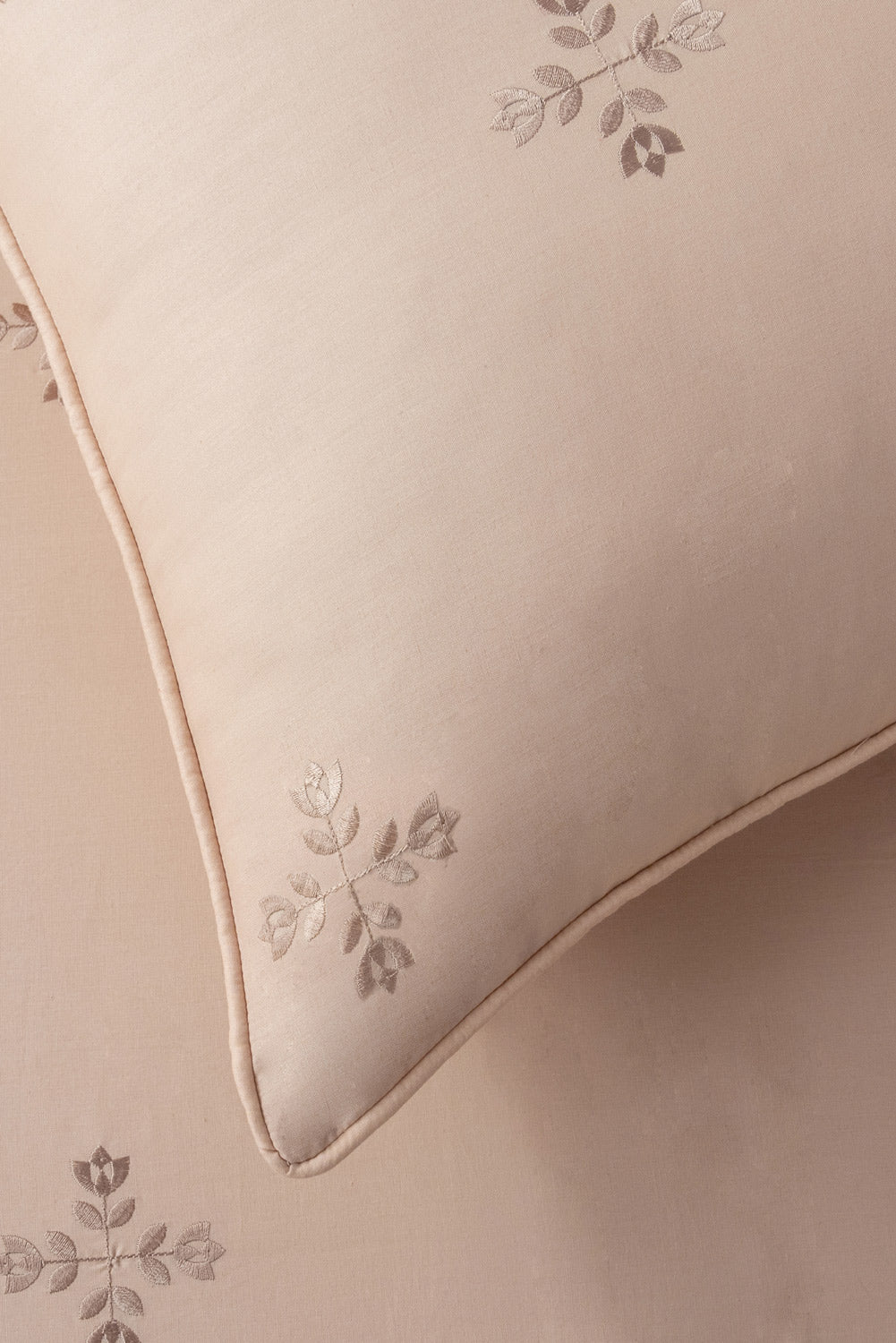 Amber Light T-150 Embroidered Bed Sheet Set