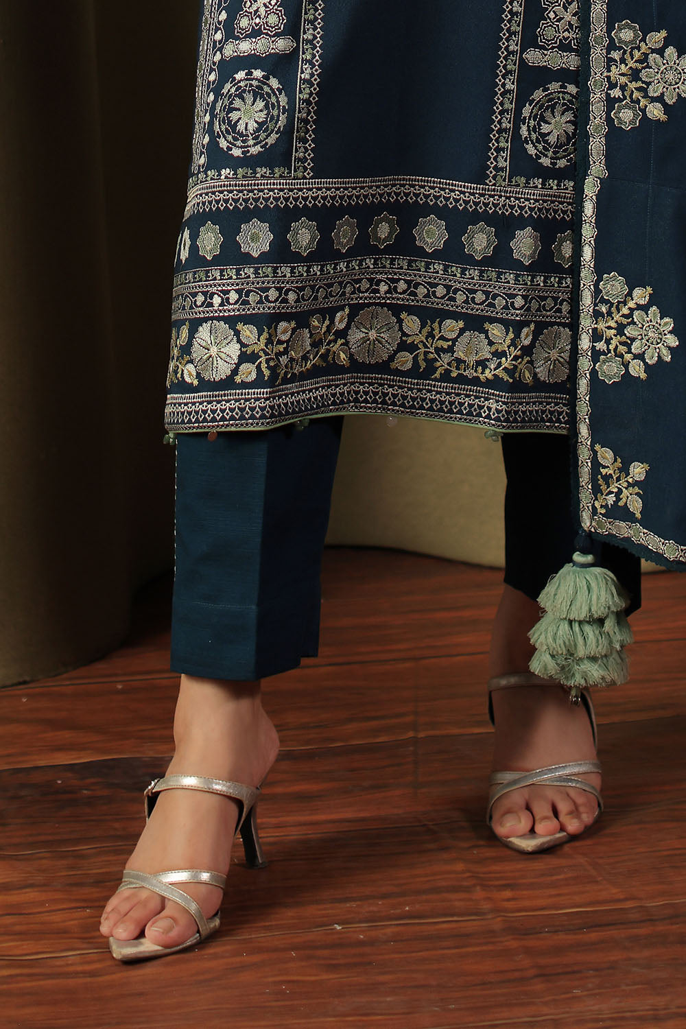 3 Piece Embroidered Cotton Linen Karandi Suit