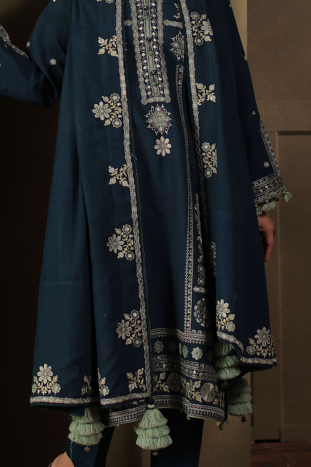 3 Piece Embroidered Cotton Linen Karandi Suit