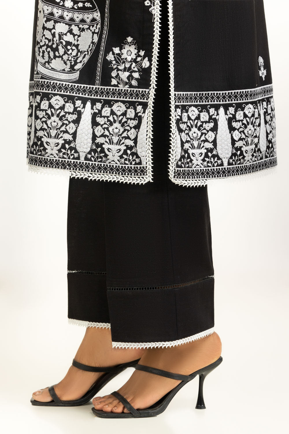 Khaddar Embroidered Co-Ord Set IUSTTS-1189
