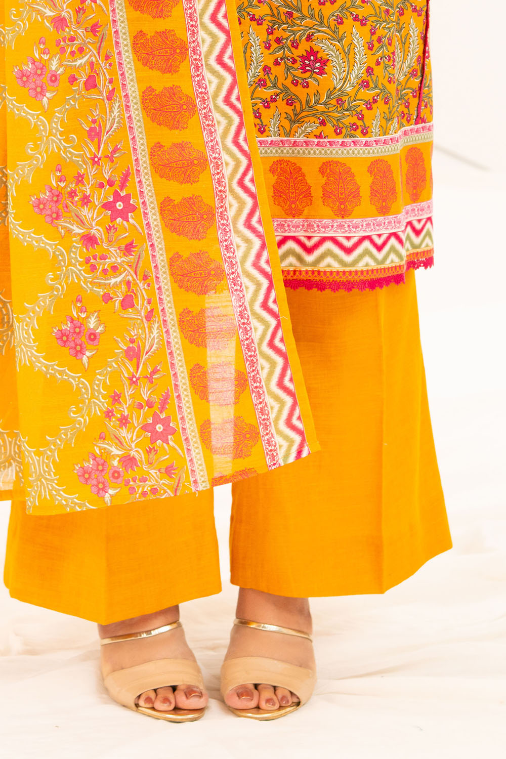 3 Piece Printed Khaddar Suit with Dupatta K-52099