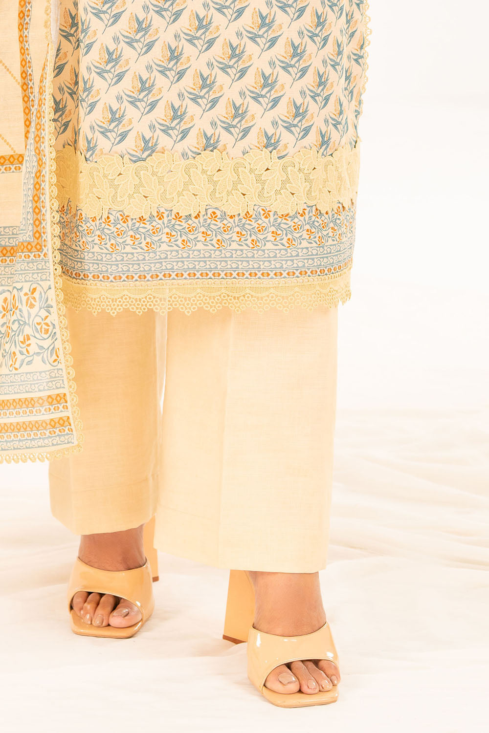 3 Piece Printed Khaddar Suit with Dupatta K-52105
