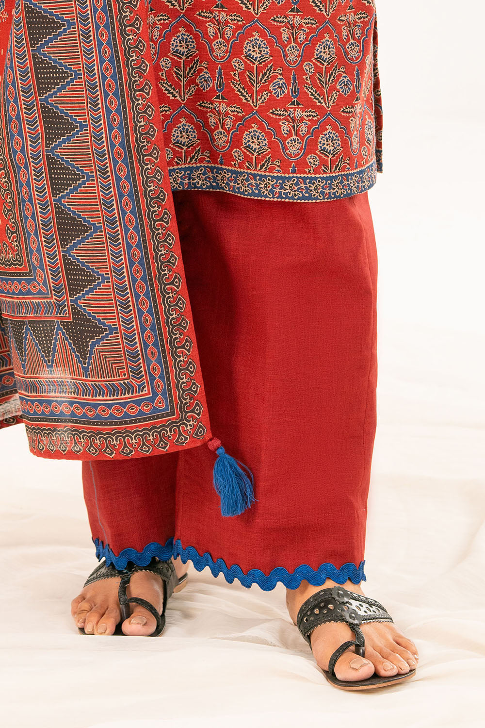 3 Piece Printed Khaddar Suit with Dupatta K-52107