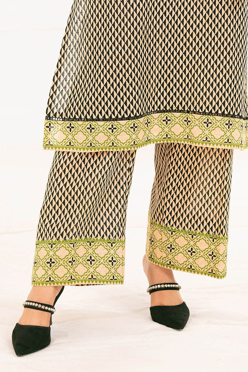 2 Piece Printed Khaddar Suit