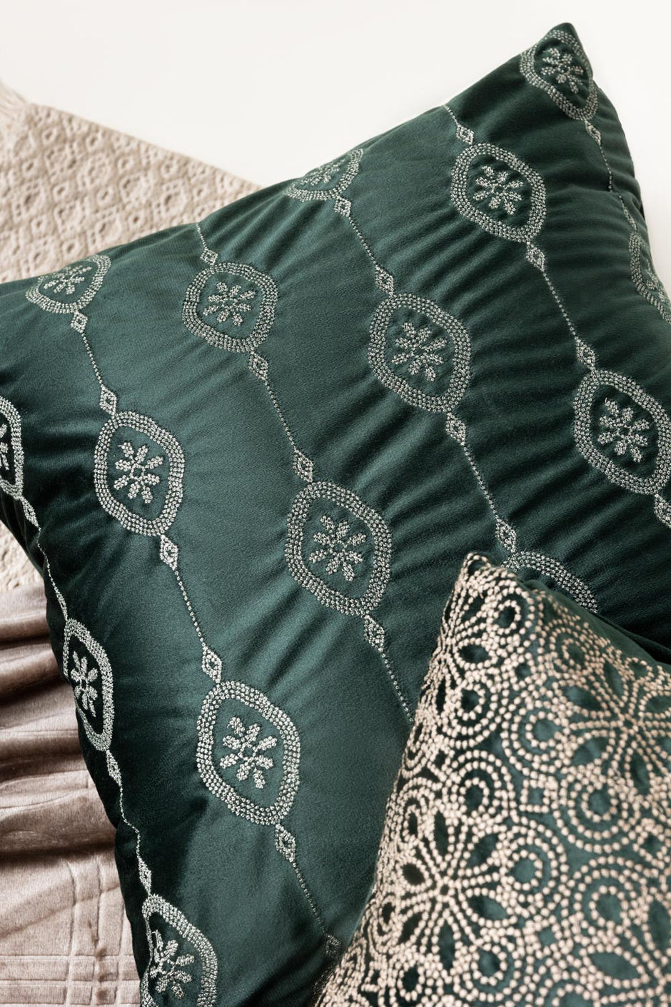 VEC -26-19 Velvet Embroidered Cushion Cover