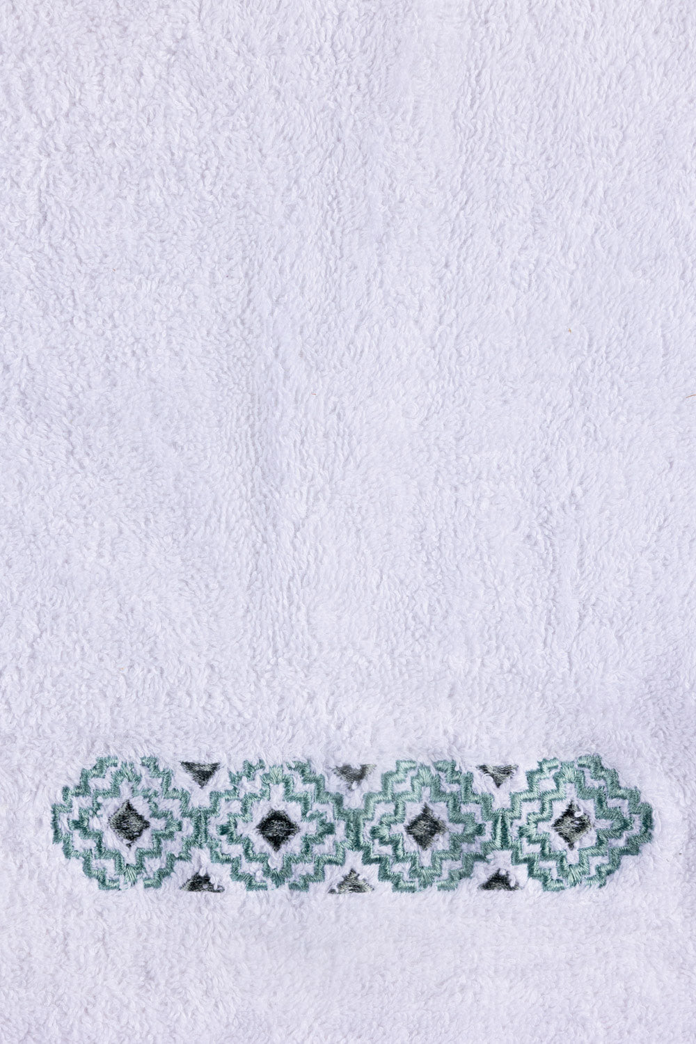 White-3pcs-Embroidered-Towel-Set
