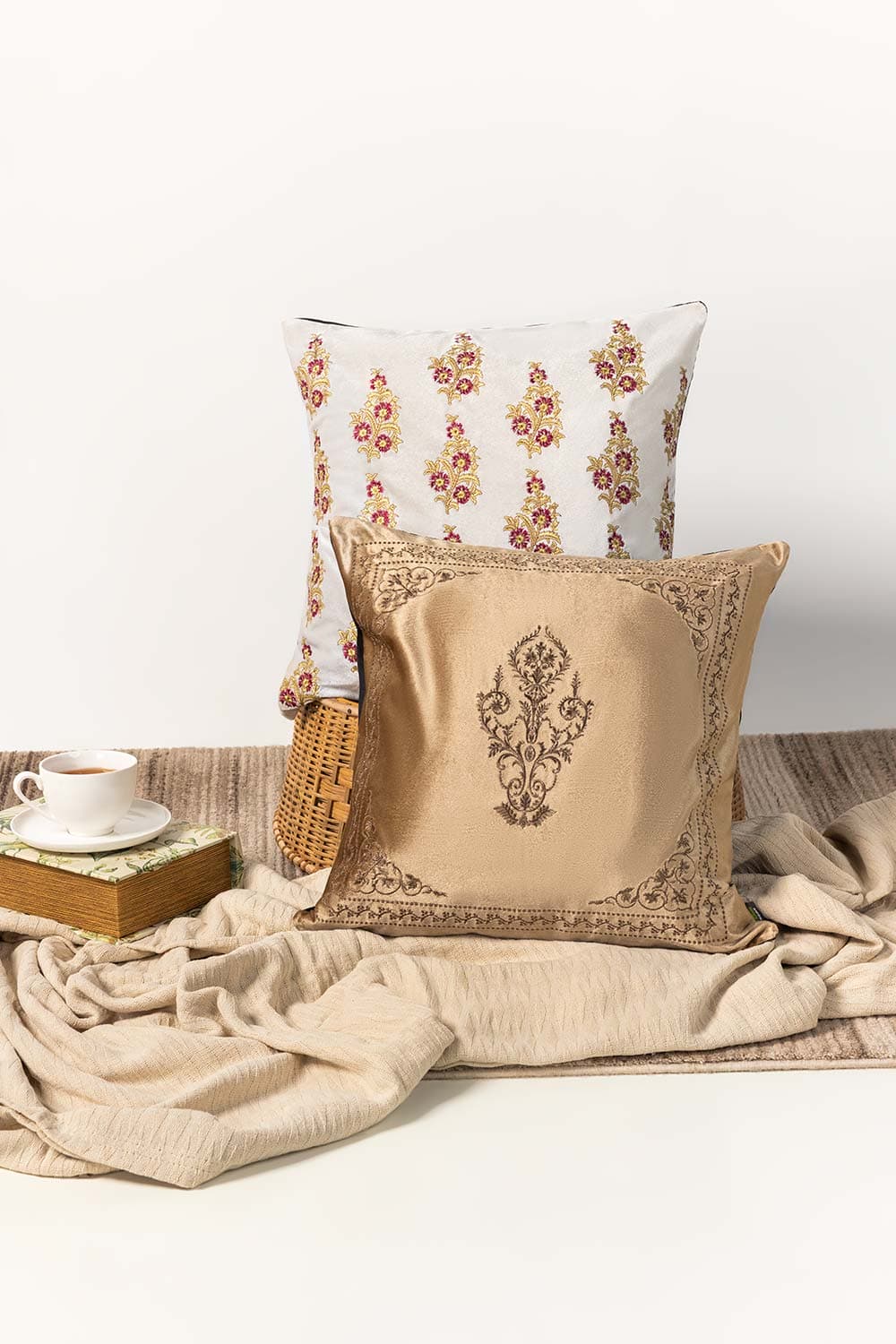 Gul bahar 1 Velvet Embroidered Cushion Cover