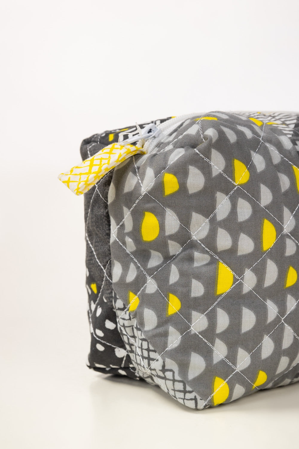 Neo Abstract T-150 Quilted Pouch