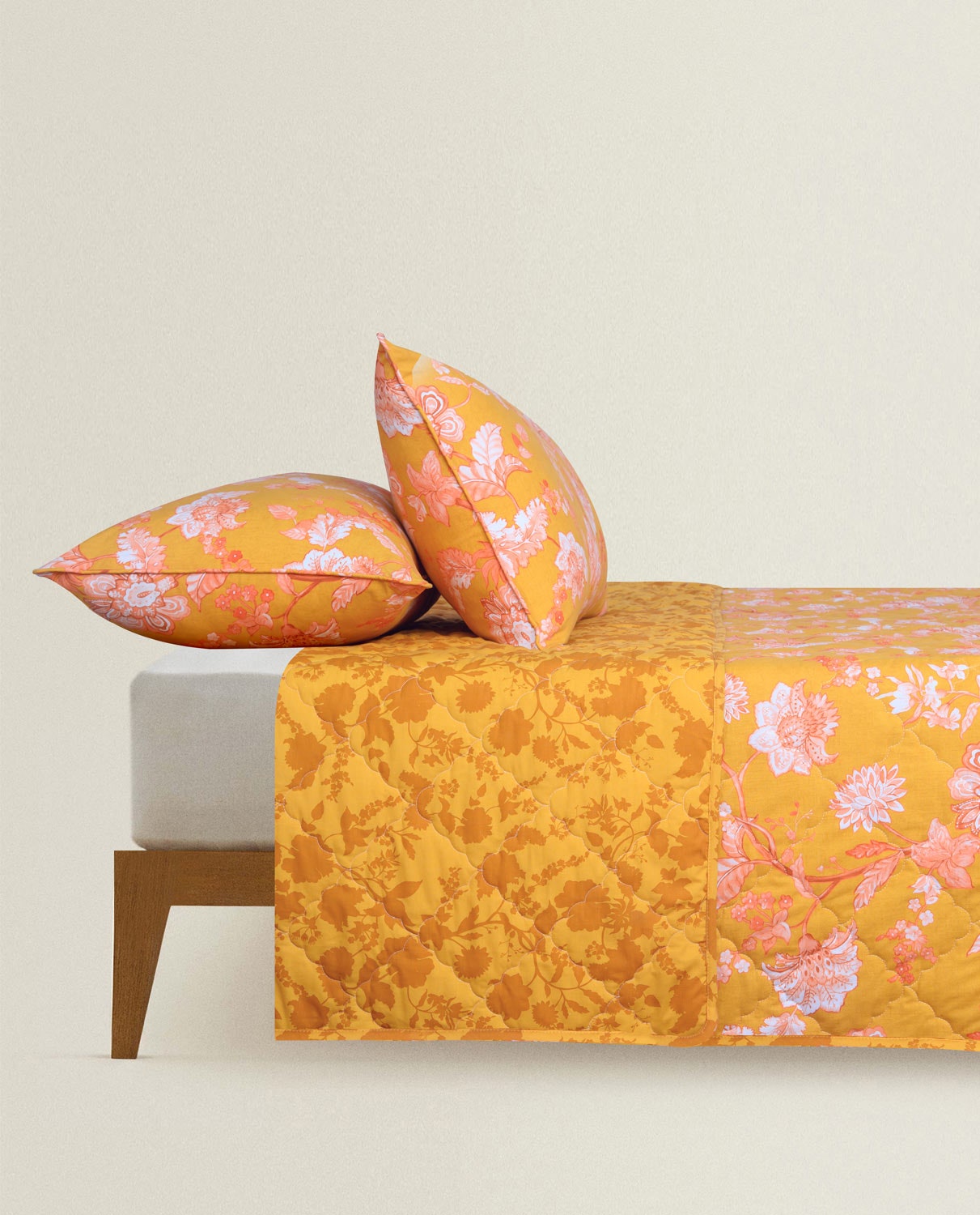 Saffron T-200 Bed Throw