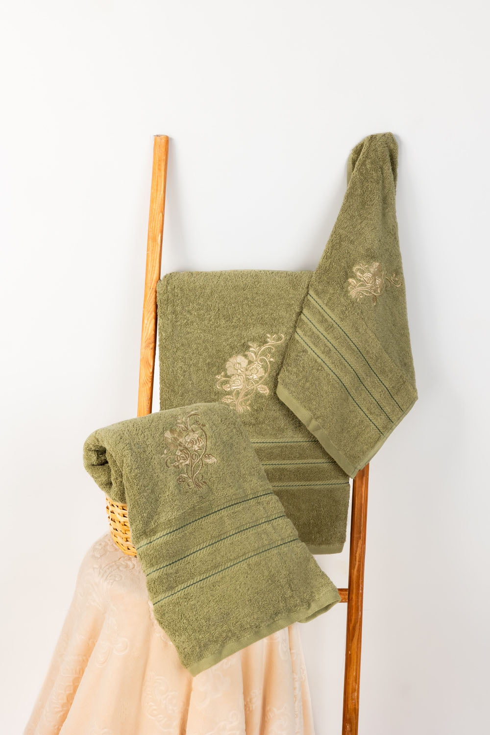 Tendril Combed Embroidered towel