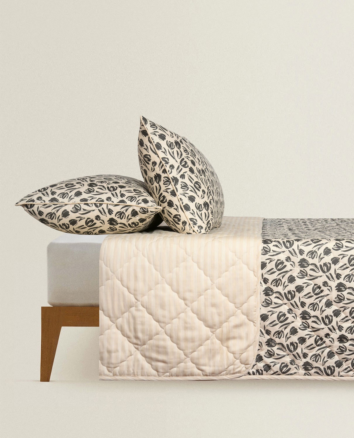 Tulip T-200 Bed Throw