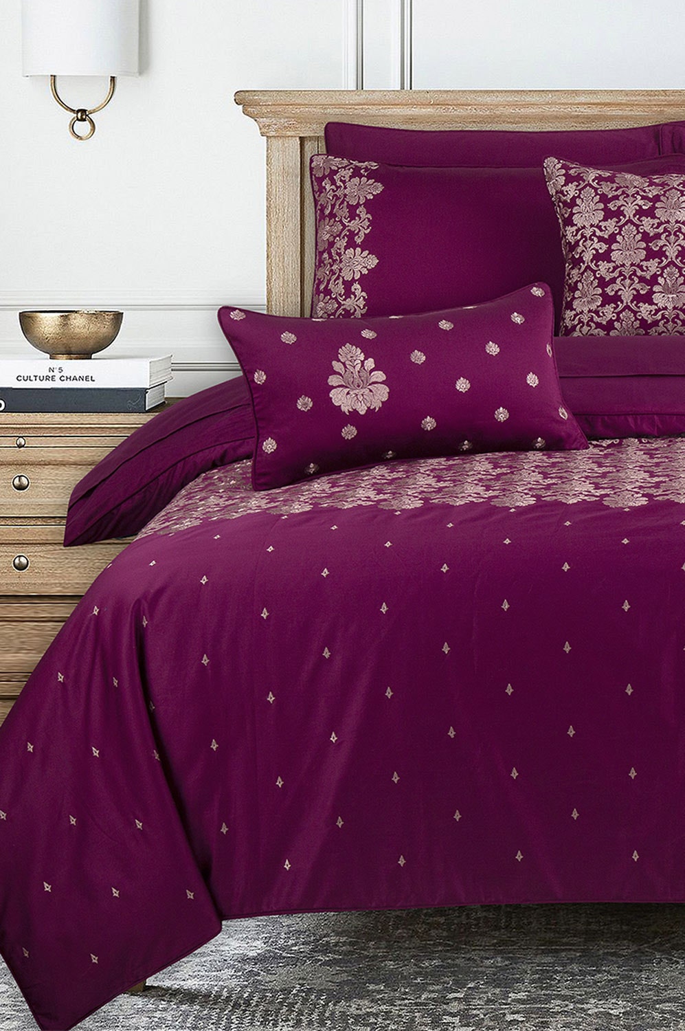 Vivid ViolaT-400 Embroidered Quilt Cover Set