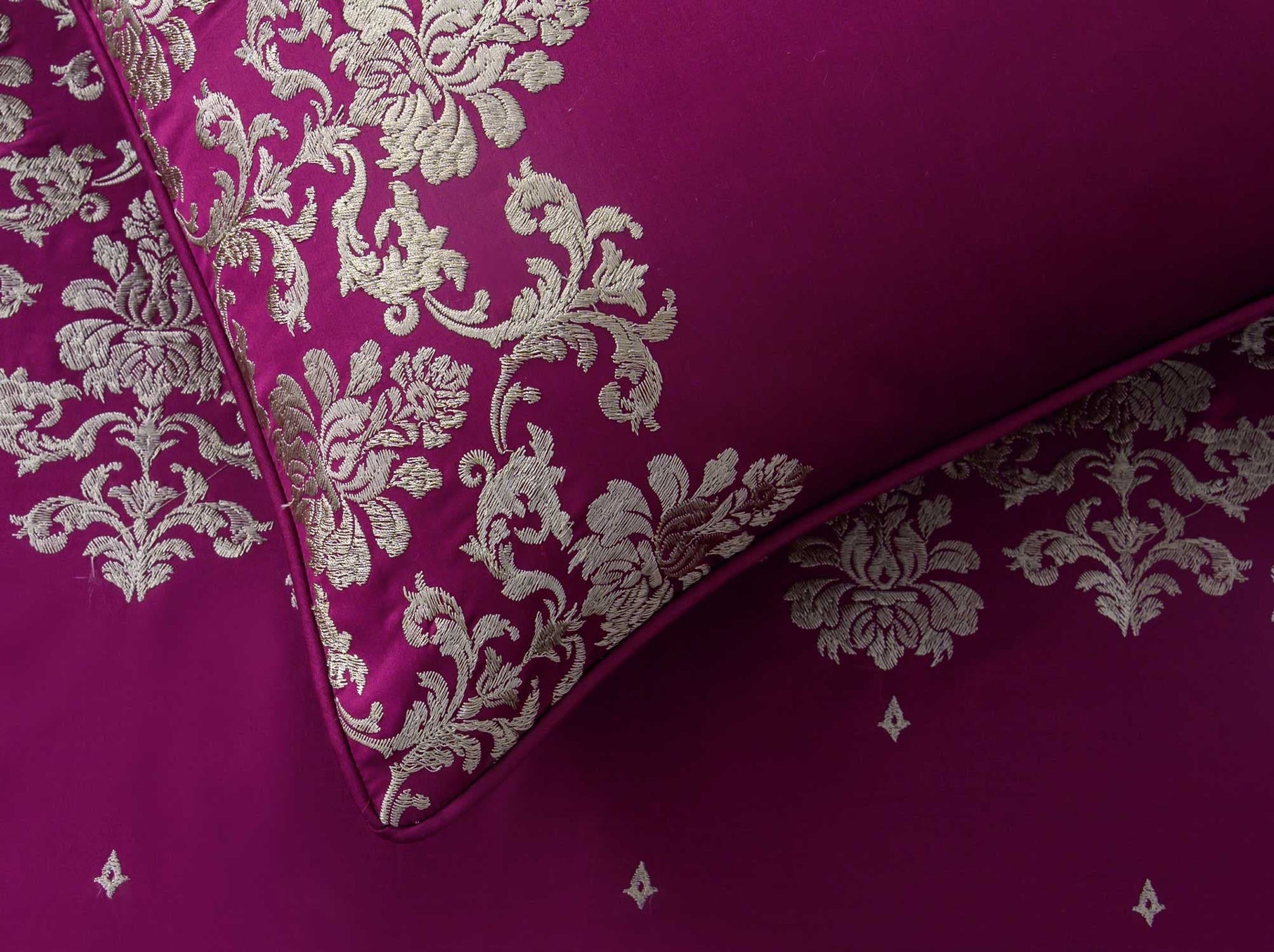 Vivid ViolaT-400 Embroidered Quilt Cover Set