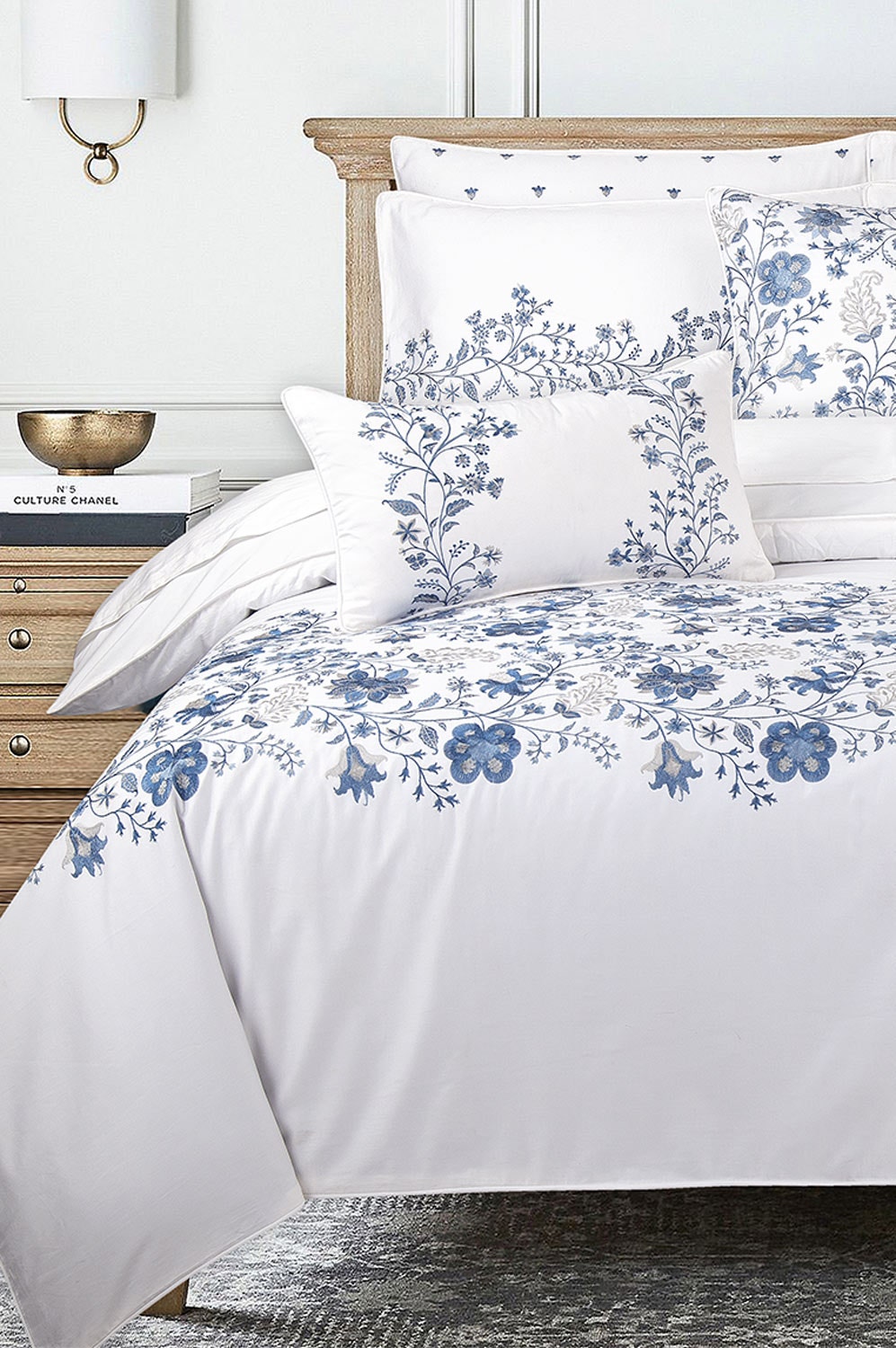 White T-400 Embroidered Quilt Cover Set