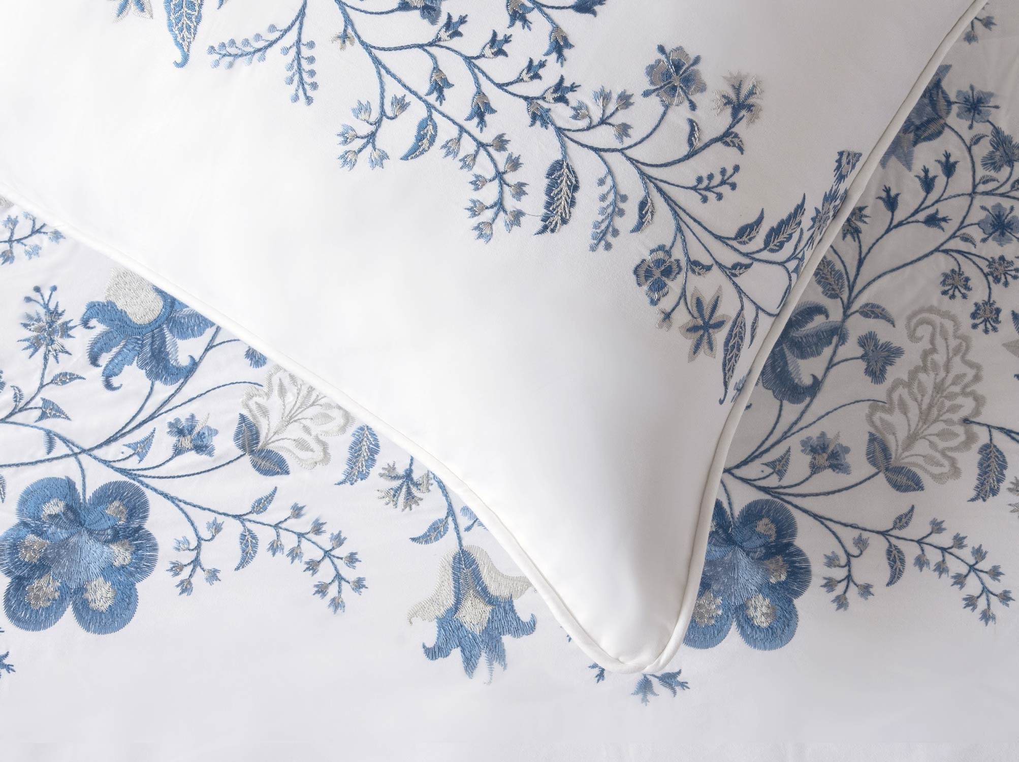 White T-400 Embroidered Quilt Cover Set